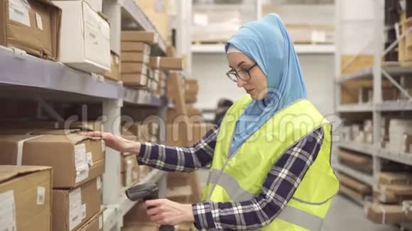 戴条形码扫描仪的穆斯林商店工人视频的预览图