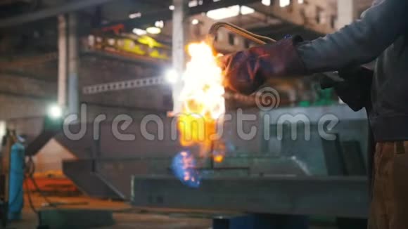 人点燃熔丝焊机火焰爆发视频的预览图