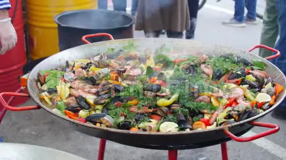 国家和街头食品概念西班牙海鲜大锅饭视频的预览图