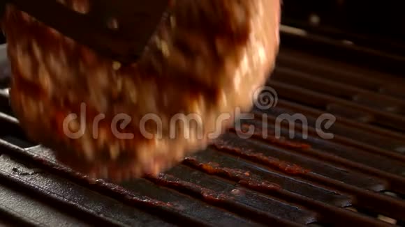 牛肉汉堡切块落在烤架上视频的预览图