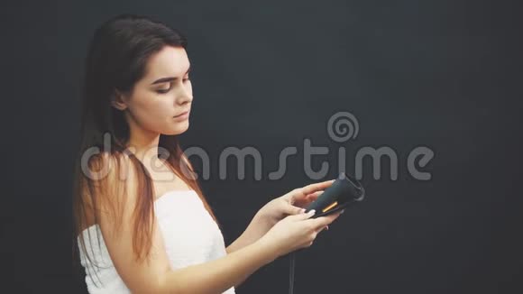 年轻漂亮的女孩拿着一套刷子化妆一套刷子化妆在一个黑色皮革箱女孩持有视频的预览图
