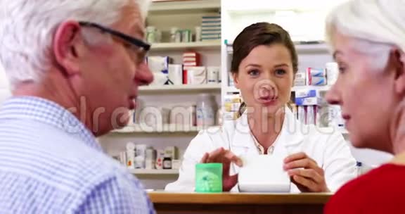 药剂师为顾客提供一瓶药视频的预览图