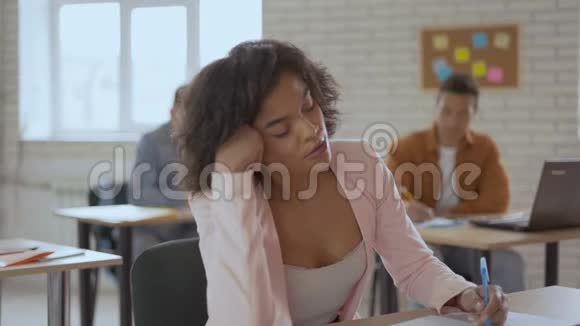 瘦弱的朴素女人睡在讲座里黑女孩突然惊醒背景学生组视频的预览图