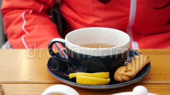 人和饮料的概念女人手在一杯茶中搅拌糖特写视频的预览图