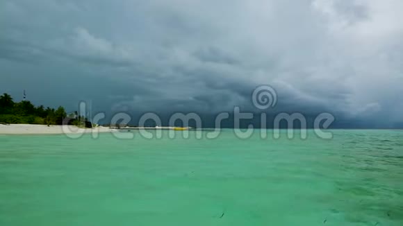 美丽的印度洋马尔代夫巨大的黑色白云和远处的强降雨视频的预览图