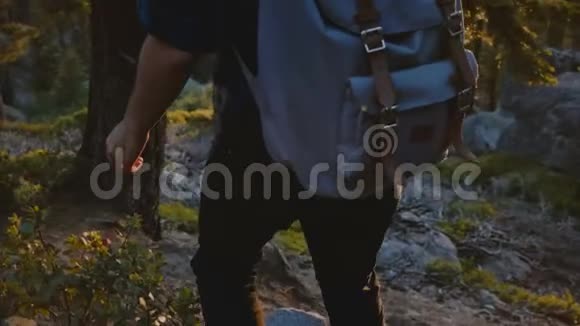 游客女孩用石头在陡峭的森林山上徒步下山探索约塞米蒂公园的慢速运动视频的预览图
