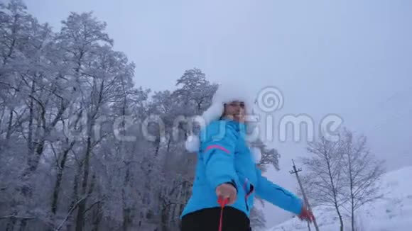 快乐的冬姑娘在白雪上玩雪碟笑了度假的女人微笑着玩圣诞节视频的预览图