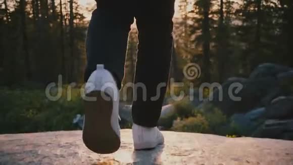 镜头跟随宁静的旅游女孩在森林深处徒步旅行在约塞米蒂公园的森林慢动作观看不可思议的日落视频的预览图