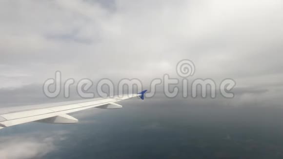 飞机的一个大翅膀解剖了天空中薄薄的云层游客的飞行视频的预览图