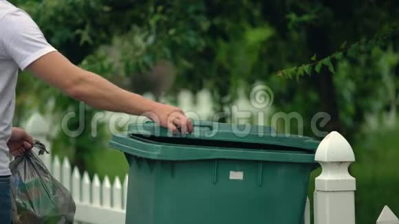 男公民将垃圾扔进垃圾桶防止乱扔垃圾环境视频的预览图