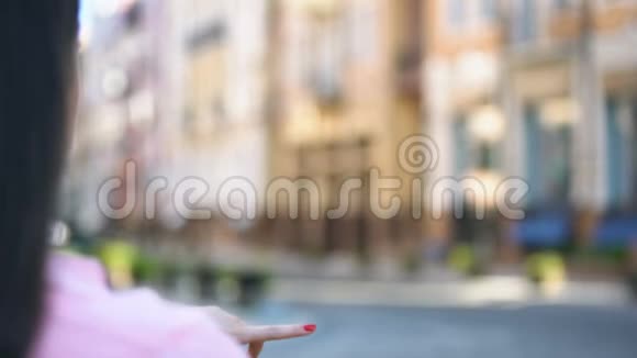 女子街头摆手姿势特写摄影理念视频的预览图