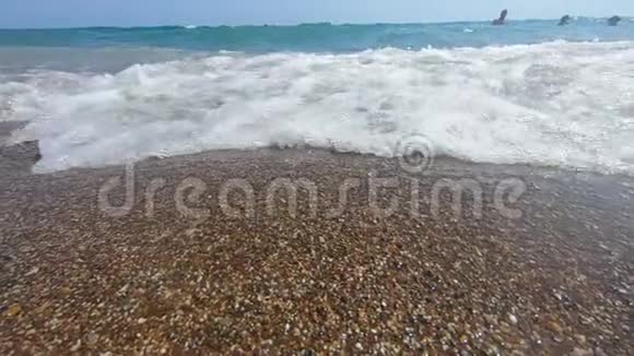 海浪使海滩充满了美丽的波浪视频的预览图