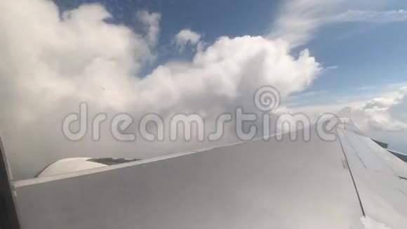 飞机上有游客在天空中的高空飞行在云层中飞行视频的预览图