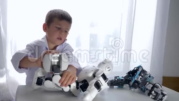 儿童与现代科技智能男孩工作室人工智能修复机器人玩具视频的预览图
