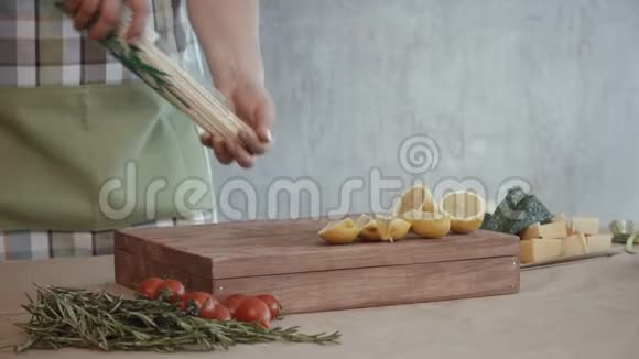 女性双手将柠檬片钉在肉串上视频的预览图
