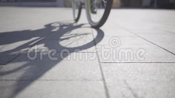 穿着黑色靴子的年轻女子在城市里骑着她的自行车城市居民的休闲积极主动视频的预览图