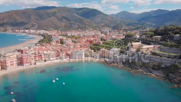 令人叹为观止的4K鸟瞰地中海美丽的SestriLevante镇令人难以置信的绿松石海视频的预览图