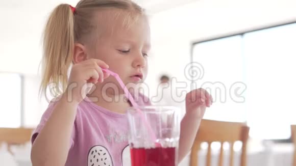 小女孩在咖啡馆里吃薯条和番茄酱视频的预览图