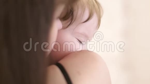 年轻的母亲摇着她的小婴儿睡觉视频的预览图