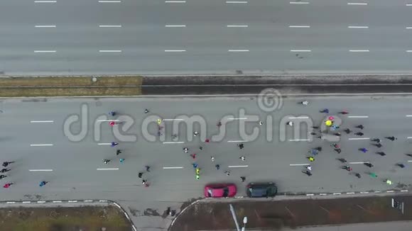城市马拉松运动员在空路上比赛的空中投篮视频的预览图