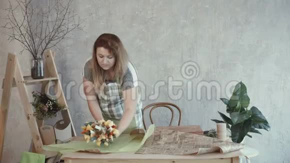 可爱的女人用牛皮纸包装可食用的花束视频的预览图