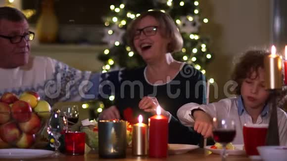 幸福的奶奶和家人开心地笑着圣诞晚餐家庭团聚庆祝圣诞节和视频的预览图