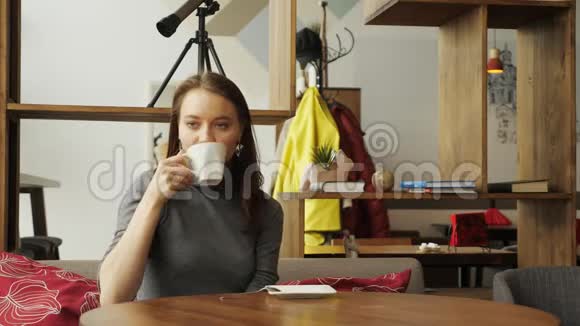 年轻女子正在咖啡馆里为朋友喝杯咖啡视频的预览图