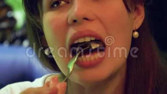 在豪华餐厅吃贻贝的年轻女性视频的预览图