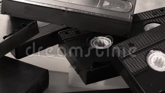 慢镜头旋转穿过复古VHS录像带视频的预览图