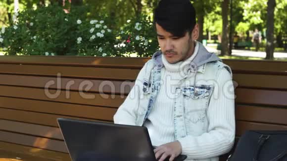 一个自由职业者通过智能手机和笔记本电脑聊天视频的预览图