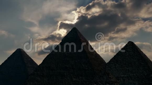 太阳出现在古老的金字塔上视频的预览图