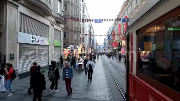土耳其伊斯特拉尔街2019年从电车的一侧到一条挤满了人的繁忙街道视频的预览图