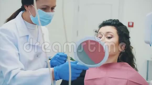 那个女孩在牙医接待处一位看牙医的快乐客户微笑着牙齿漂白牙科诊所视频的预览图