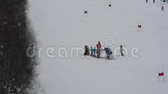 儿童冬季露天高山滑雪比赛视频的预览图