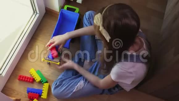 玩购物车和玩具积木的女孩视频的预览图