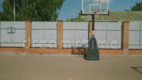 院子里的篮球圈视频的预览图