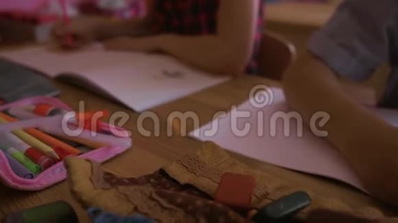 女孩用蜡笔画画78年女孩在小学的课桌上画铅笔视频的预览图