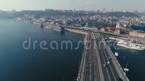 马拉松在桥上跑步城市背景宽镜头视频的预览图
