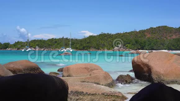 塞舌尔普拉斯林岛美丽的海景岛屿石质海岸位于印度洋私人游艇视频的预览图
