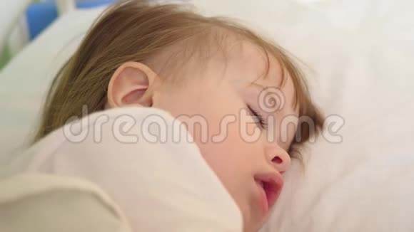 小婴儿睡在医院病房的白色床上用品在医院治疗儿童生病的孩子视频的预览图