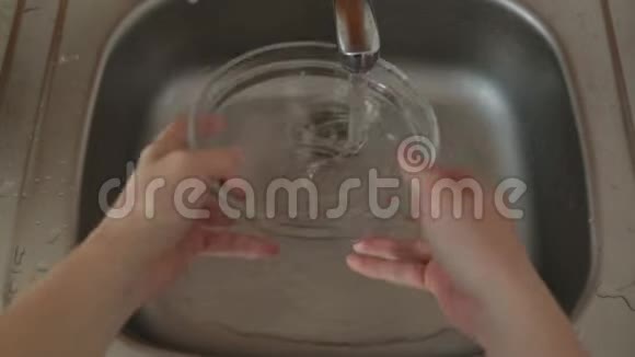 在家里的水槽里洗碗视频的预览图