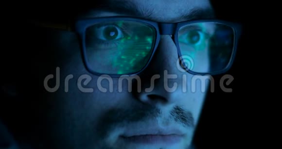 戴有物体识别功能的眼镜的人未来技术概念视频的预览图