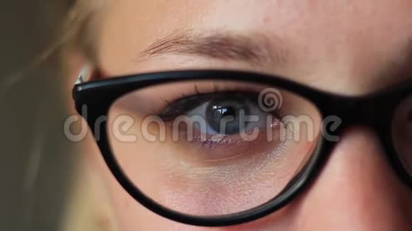 女孩眼睛在眼镜特写视频的预览图