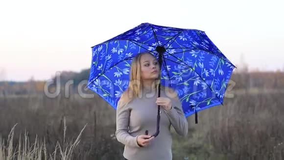 带着雨伞的女孩视频的预览图
