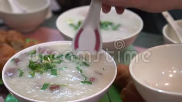 吃香港粤式粥和面团的人视频的预览图