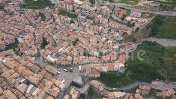 在无人驾驶飞机上拍摄的Pizzo鸟瞰图一架无人驾驶飞机飞越比萨俯瞰古老而现代的小镇卡拉布里亚视频的预览图