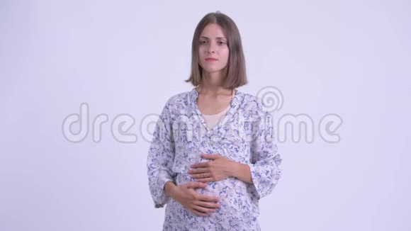 快乐的年轻孕妇被采访视频的预览图