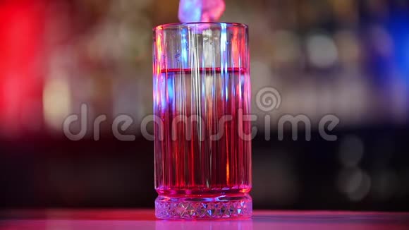 酒吧概念冰冲进一杯粉红色的饮料溅起水花视频的预览图