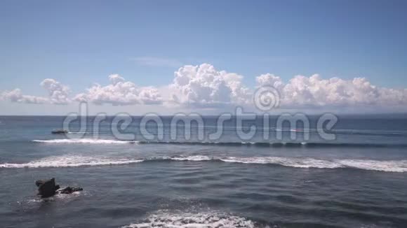 有船的印度洋海景视频的预览图