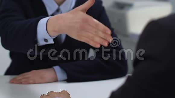 商务男女握手特写成交合作伙伴联盟视频的预览图